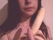 Vanessa putinha 7 chupando banana