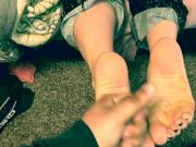 Jacking off to her dry wrinkled soles cumshot