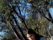 linda universitaria esperando bus