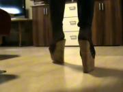 Crossdresse in latex wedge heels