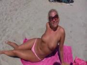 Belle blonde suce et baise sur une plage