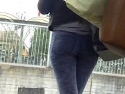 Candid - Young Babe In Tight Jeans