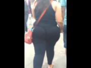 Bunda gigante com uma calcinha toda enterrada