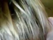 Blonde Deutsche lutscht dem Freund einen!