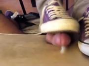 geiler footjob in chucks