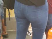 Gostosa rabuda jeans no trem