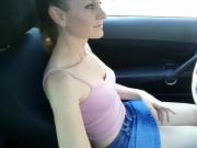 superbe fille se gode pendant lavage auto