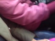 Se acomoda para tocarlo1