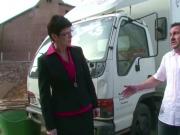 MILF Gerichtsvollzieherin wird outdoor geil gefickt