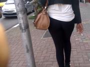 SDRUWS2 - PERFECT BLACK BUTT WALKING IN THE STREET