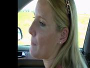 Blowjob waehrend der Autofahrt