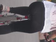 andando de bike com legging transparente