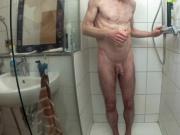 in dusche mit badehose in 2,7k