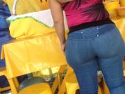 Deliciosa MILF en jeans ajustados