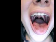 Puta Nerd sacando la lengua