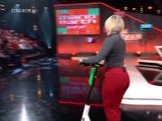 Beatrice Egli - testet einen E-Scooter im TV