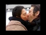 Bacio con lingua ad una amica 50enne