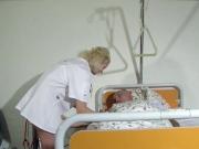 Krankenschwester hilf alten Patienten mit einem Fick im KH