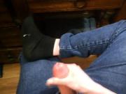 Femboy faps and cums on feet