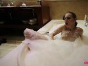 chloe's toybox bathtub jets orgasm