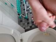 Auf Toilette gewichst und mega viel Sperma abgespritzt