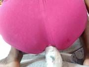 Sentando com shortinho rosa