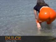 Fat bottomed teen bathes her cameltoe at the beach