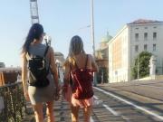 Due ragazze con la gonna passeggiano per Bologna 2