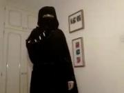 Burka Muslima zieht ihr Gewand aus