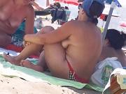 Milf en topless en la playa