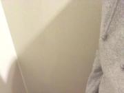 Junge spritzt auf toilette ab