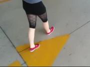 Girlfriend has to pee and wets her Leggings on parking deck