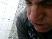 Maduro Rustico de 60 anos me chupa no Banheiro Publico