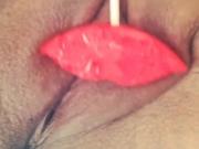 Preciosa latina mexicana se masturba clitoris con una paleta