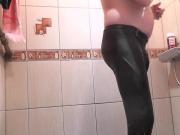 Wetlook leggings cumshoot under shower