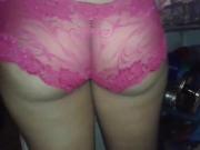 Colega trabalho marido exibe para ele lingerie renda rosa 1