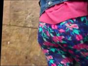 Rica Milf meneando su culazo Floral Leggings