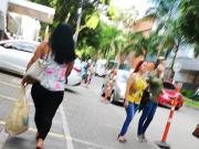 Madura caminando en cali