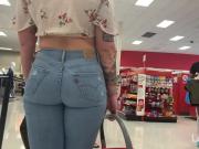 Curvy Sexy Blonde in Levi’s Jeans