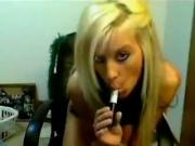 Heisse Blondine macht es sich selbst