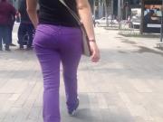 Blondes fat ass in purple jeans, culo gordo sabroso