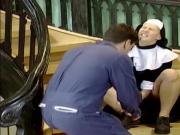 Notgeile Nonne wird vom Handwerker heimlich entjungfert