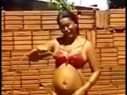 mae sensualiza na mangueira enquanto filha filma