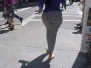 OMG!!!!!! Tight Leggings in street.