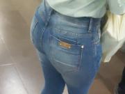 Novinha rabuda bundao GG jeans colado
