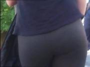 Rica jovencita culona en leggings