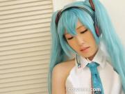 MIKU COSPLAYER MASTURBATES