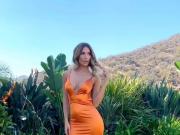 Chicas modelando vestidos 1