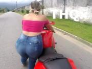 Gostosa com bunda gigante em jeans