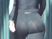 Filmando deliciosa gata de bundao e legging transparente